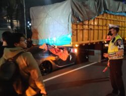 Sopir Mobil Sport Tewas usai Tabrak Truk Besi di Tol Dalam Kota