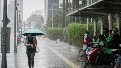 Minggu, Jakarta Diguyur Hujan Petir Pagi dan Malam