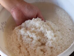 Jangan Dibuang, Ini Manfaat Air Bekas Cucian Beras untuk Kesehatan Kulit dan Rambut