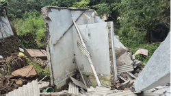 Tiga Rumah Rusak Berat Akibat Pergeseran Tanah di Desa Karyamukti Sumedang
