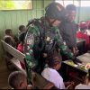 Sambut HUT TNI AU Ke-80, Satgas Yon Parako 466 Pasgat Bagikan Alat Tulis di Pelosok Papua