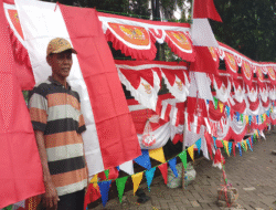 Gempuran Belanja Online, Pedagang Bendera Merah Putih Keluhkan Dagangan Sepi Jelang HUT RI ke-80