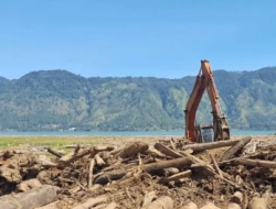 Kemenhut Izinkan Kepala Daerah Manfaatkan Kayu Hanyutan Banjir Sumatera untuk Rekonstruksi